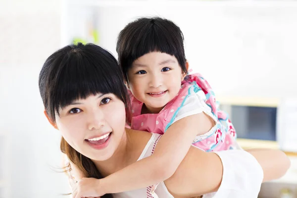 Close-up van gelukkig klein meisje en moeder — Stockfoto