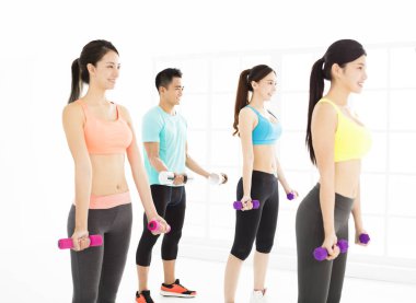 spor salonunda grup germe genç gülümseyen uygun