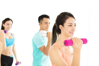 spor salonunda grup germe genç gülümseyen uygun