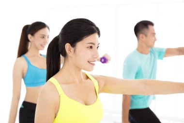 spor salonunda grup germe genç gülümseyen uygun