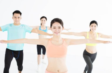 spor salonunda grup germe genç gülümseyen uygun