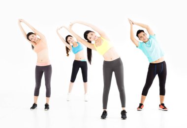 spor salonunda grup germe genç gülümseyen uygun