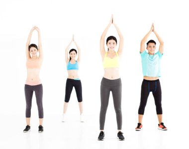 spor salonunda grup germe genç gülümseyen uygun