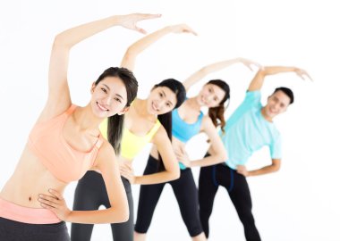 spor salonunda grup germe genç gülümseyen uygun