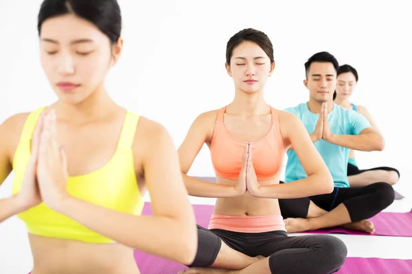 Mutlu genç grup yoga egzersizleri yapıyor — Stok fotoğraf