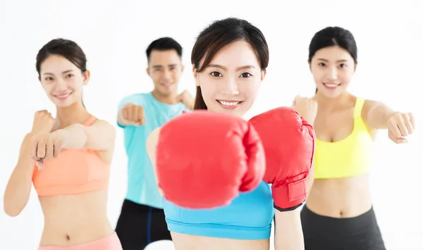 Grupo de jovens em classe de boxe — Fotografia de Stock