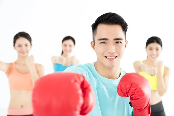 Ung grupp människor i boxning klass — Stockfoto