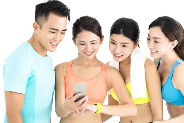 Gelukkig jonge fit groep kijken slimme telefoon en horloge — Stockfoto