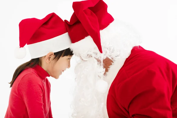 Glückliches Mädchen mit Blick auf das Gesicht von Weihnachtsmann Claus — Stockfoto