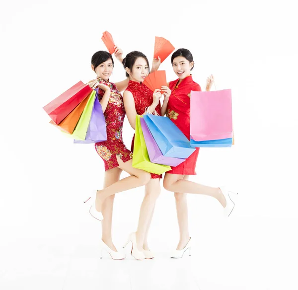 Fiatal csoportosüzem-bevásárló táskák és boldog kínai újév . — Stock Fotó