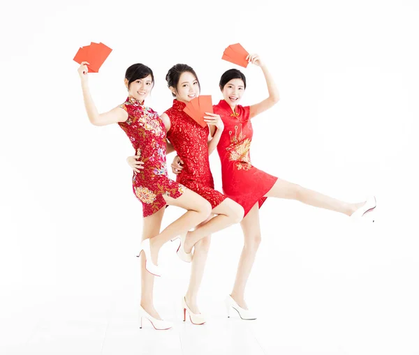 Junge Gruppe zeigt rote Säcke und frohes chinesisches neues Jahr . — Stockfoto