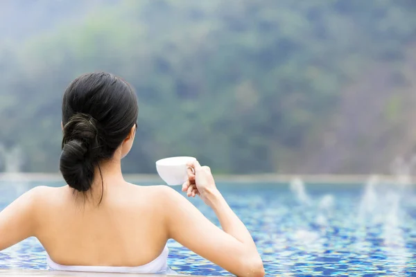 Young woman relaxing in  hot springs — Stock Photo, Image