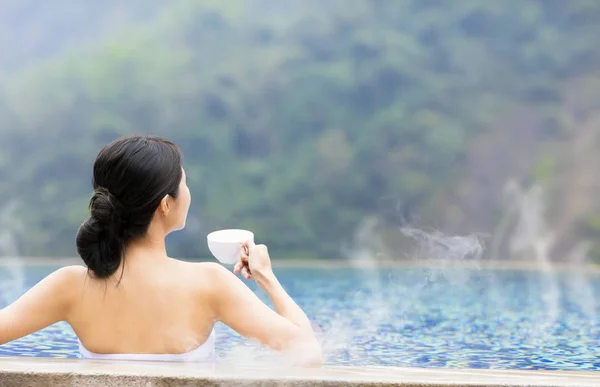 Mujer joven relajándose en aguas termales — Foto de Stock