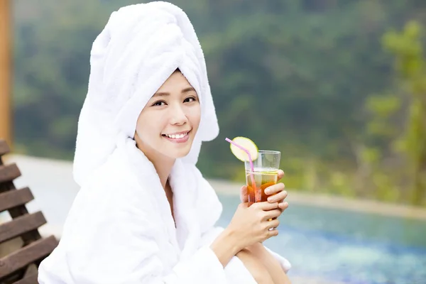 Mujeres jóvenes relajarse y beber té en el salón de spa —  Fotos de Stock