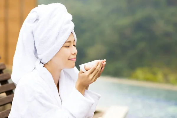 Mladé ženy, relaxační a pití čaje po spa — Stock fotografie