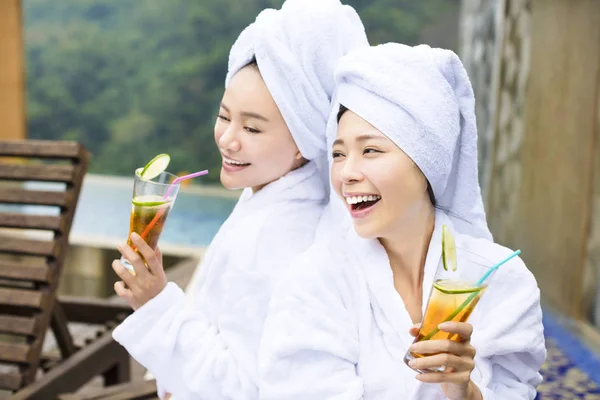 Mulheres jovens relaxando e bebendo chá após spa — Fotografia de Stock