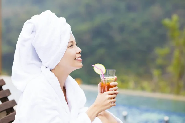 Giovani donne che si rilassano e bevono tè nel salone spa — Foto Stock