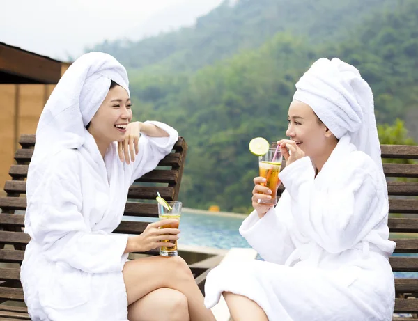 Mulheres jovens relaxando e bebendo chá no salão de spa — Fotografia de Stock
