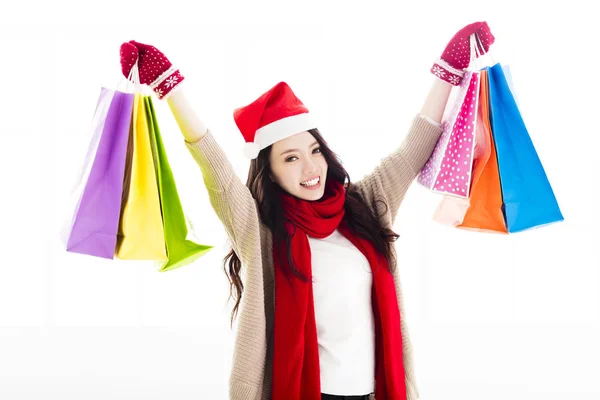 Ευτυχισμένος νεαρή γυναίκα να απολαύσετε ψώνια των Χριστουγέννων — Φωτογραφία Αρχείου