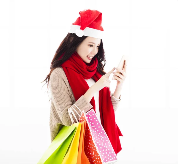 Νεαρή γυναίκα να απολαύσετε ψώνια των Χριστουγέννων με έξυπνο τηλέφωνο — Φωτογραφία Αρχείου