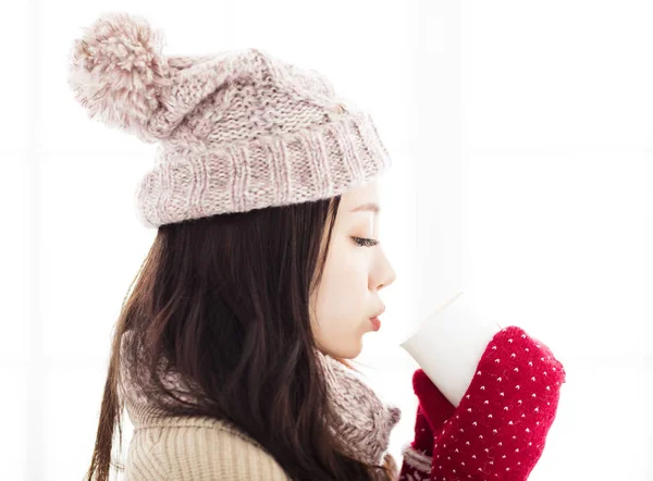 Mujer joven en ropa de invierno con bebida caliente —  Fotos de Stock