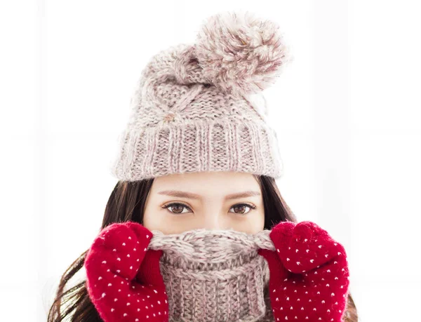 Mujer joven con ojos sonrientes vistiendo ropa de invierno — Foto de Stock