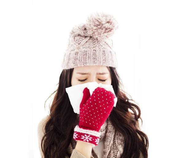 Jovem mulher infectada com frio soprando seu nariz — Fotografia de Stock