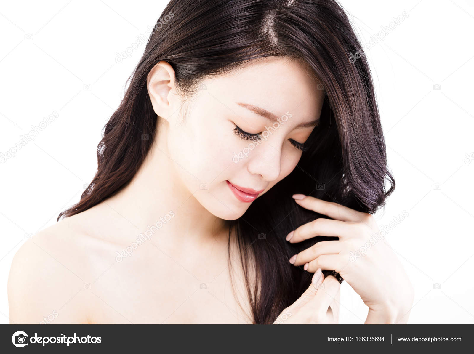 健康な黒い髪を触る若い女性 — ストック写真 © tomwang 136335694