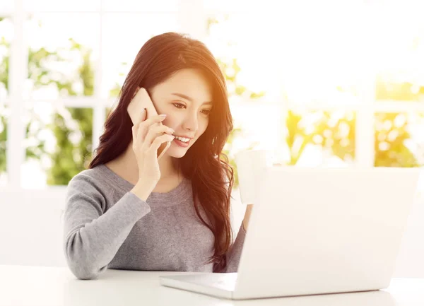 Mulher bonita feliz trabalhando em um laptop — Fotografia de Stock