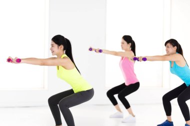 genç kadın egzersiz halter salonunda ile yapmak