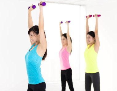 genç kadın egzersiz halter salonunda ile yapmak