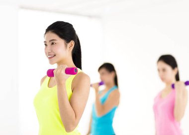 genç kadın egzersiz halter salonunda ile yapmak