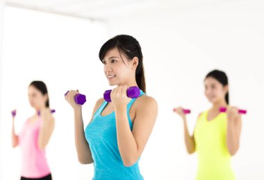 genç kadın egzersiz halter salonunda ile yapmak