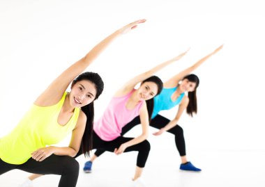 spor salonunda grup germe genç gülümseyen uygun