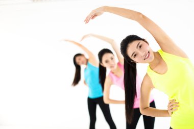 spor salonunda grup germe genç gülümseyen uygun