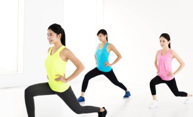 gülümseyen genç grup germe ve ağız kavgası yerleştirmek