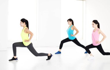 gülümseyen genç grup germe ve ağız kavgası yerleştirmek