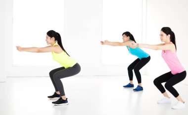 gülümseyen genç grup germe ve ağız kavgası yerleştirmek