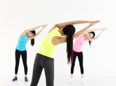 spor salonunda germe genç grup gülümseyen