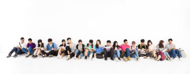 mutlu genç öğrenci grubu çalışma birlikte