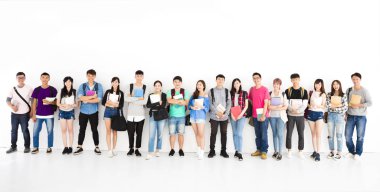 Genç öğrenci grubu ayakta birlikte