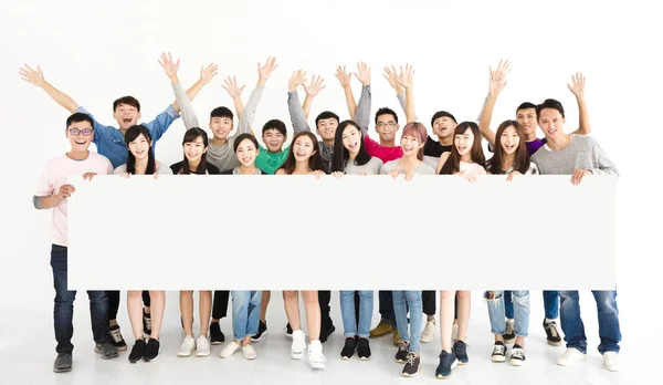 Mutlu genç grup boş tahta gösterilen — Stok fotoğraf