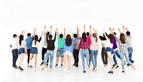 Vista trasera del grupo de jóvenes reenvío y captura —  Fotos de Stock