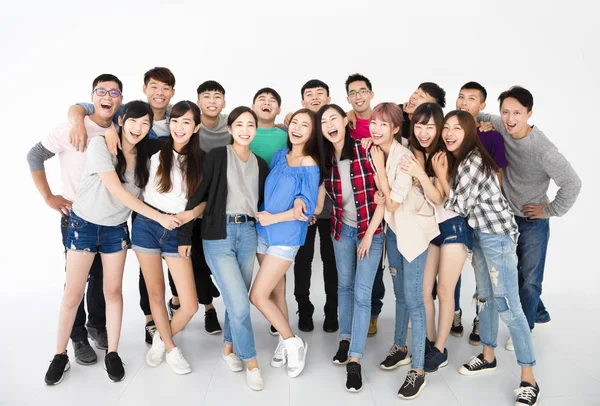 Счастливая молодая студенческая группа, стоящая вместе — стоковое фото