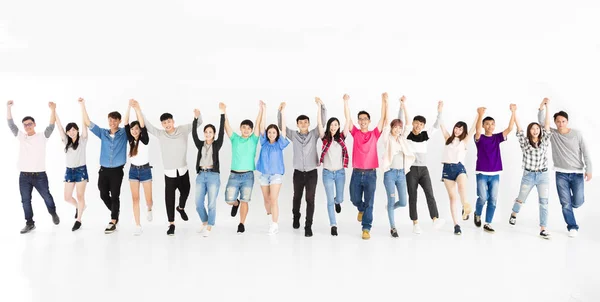 Grupo jovem feliz de pessoas caminhando juntos — Fotografia de Stock