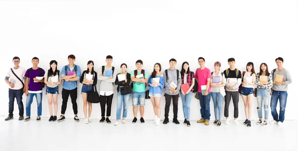 Junge Studentengruppe steht zusammen — Stockfoto