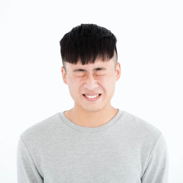 Разгневанный азиатский портрет молодого случайного человека — стоковое фото