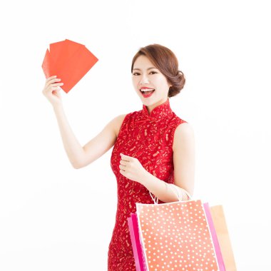 Çinli kadın holding alışveriş torbaları ve kırmızı zarf