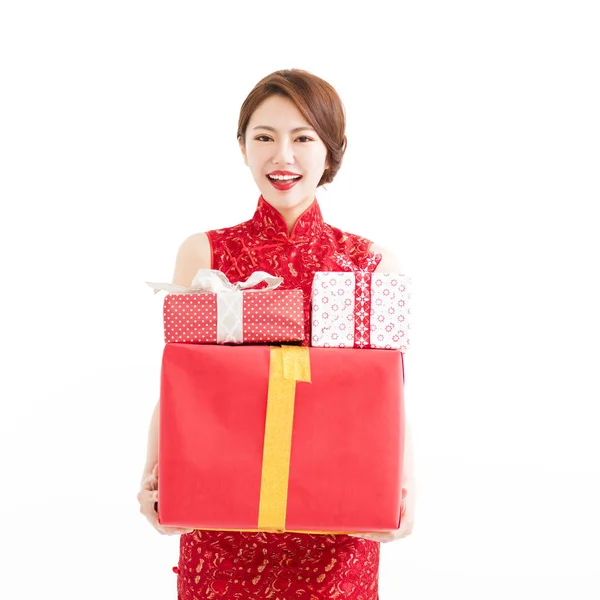 幸せな中国の新年。ギフト ボックスを持つ若い女性 — ストック写真