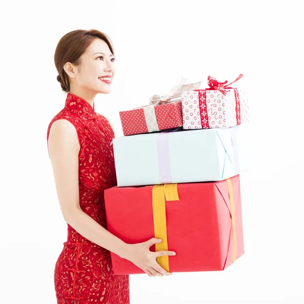 Feliz ano novo chinês. jovem mulher segurando caixa de presente — Fotografia de Stock